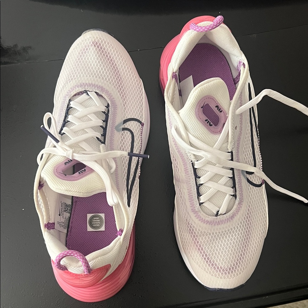 Nike Women’s White & Pink Athletic Running Shoes